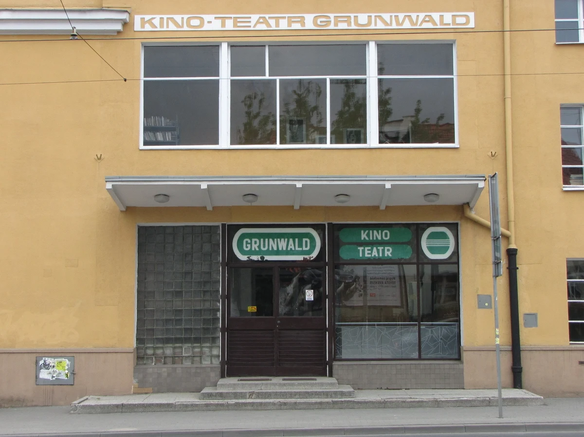 Przez 80 lat budynek Kinoteatru służył mieszkańcom również jako biblioteka, miejsce spotkań i organizacji wesel czy przyjęć. Dziś idzie pod młotek. Będące właścicielem obiektu wojsko przekazuje go Agencji Mienia Wojskowego na sprzedaż.