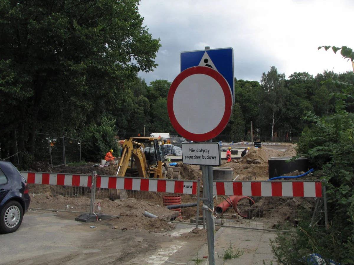 Komunikacyjny horror w Olsztynie trwa. Drogowcy po raz czwarty przełożyli termin oddania do użytku nowego wiaduktu, łączącego centrum miasta z Zatorzem. Stary wiadukt rozebrany został rok temu. W śródmieściu tworzą się gigantyczne korki.