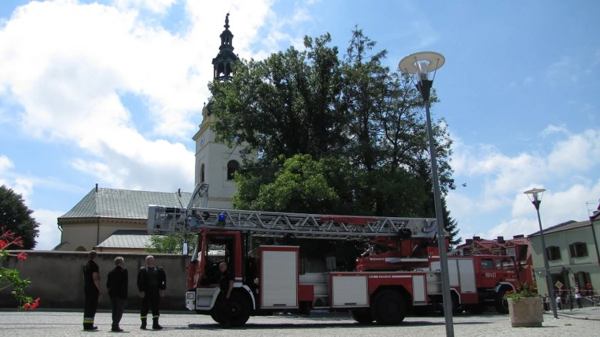 Pożar wieży kościoła w Kłobucku został ugaszony. Kopuła stanęła w płomieniach po tym, jak uderzył w nią piorun. Ewakuowano blisko pół tysiąca osób.