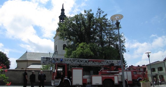 Pożar wieży kościoła w Kłobucku został ugaszony. Kopuła stanęła w płomieniach po tym, jak uderzył w nią piorun. Ewakuowano blisko pół tysiąca osób.