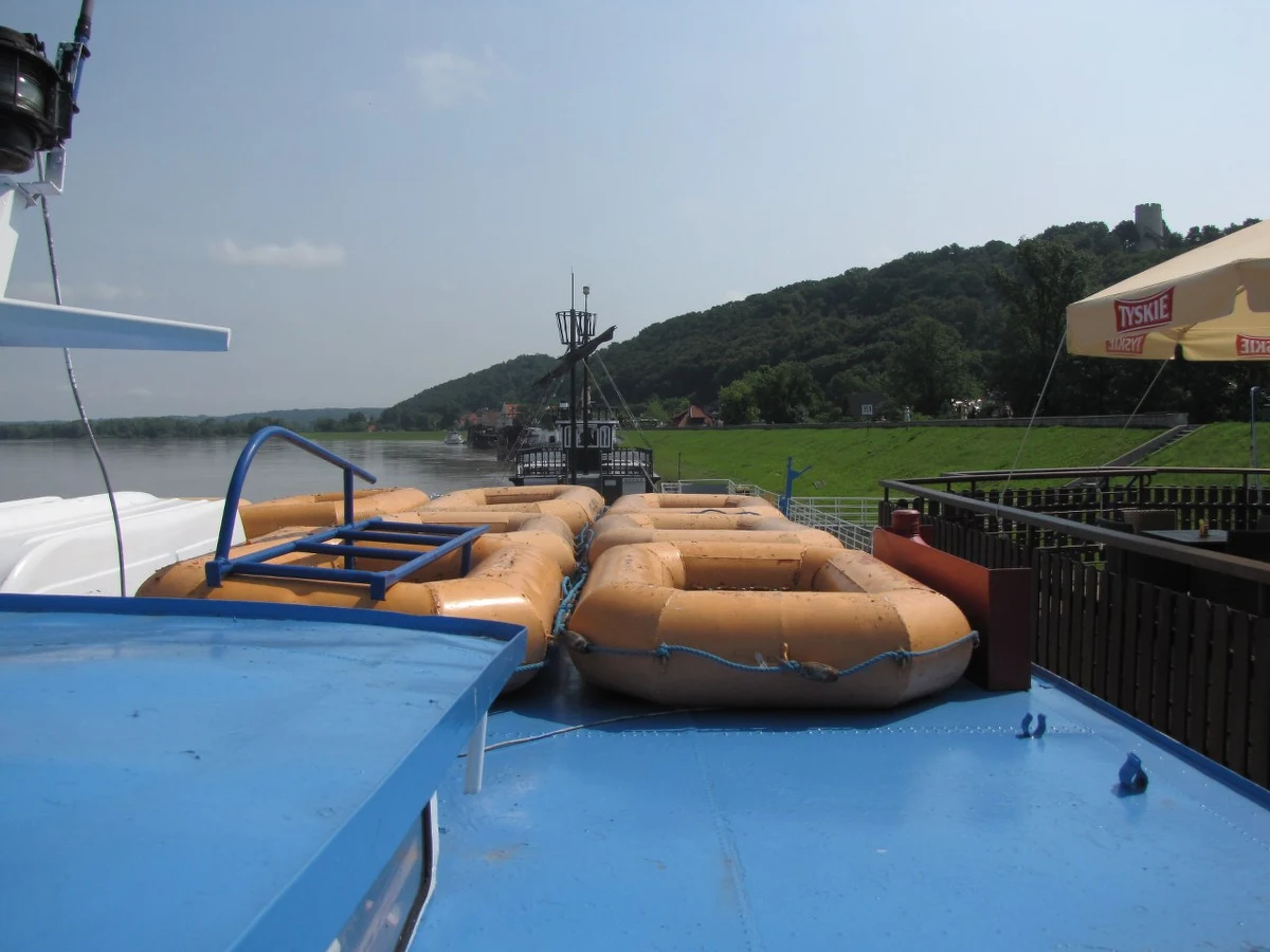 Co pięć lat generalny przegląd, co dwa i pół roku okresowy, a do tego kontrole lotne - tak wygląda nadzór Polskiego Rejestru Statków oraz Dyrekcji Żeglugi Śródlądowej. Jak mówią sami armatorzy, nie ma zagrożenia, żeby na polskich rzekach powtórzyła się sytuacja z rzeki Wołga.