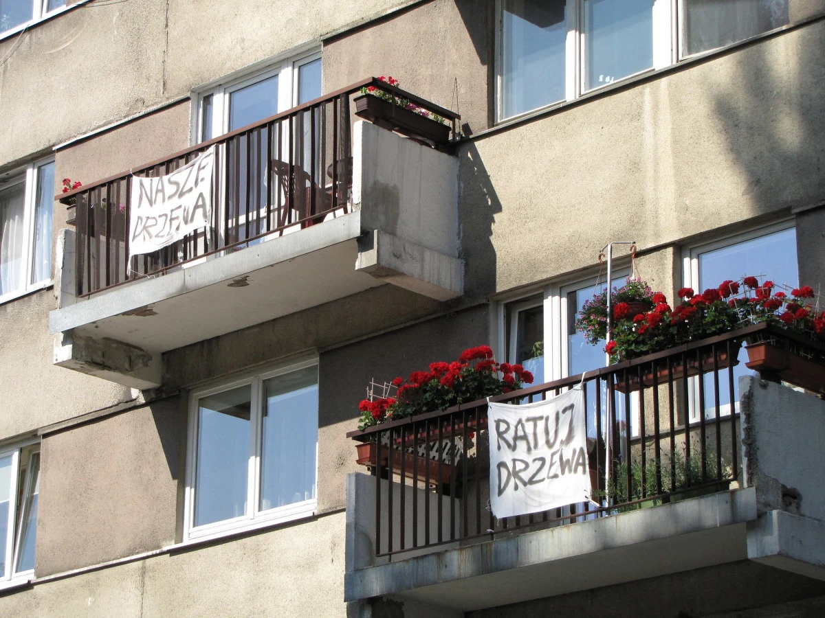 Mieszkańcy ulicy Piotrkowskiej w Łodzi walczą o zielony skwer, który ma zostać zamieniony w parking i apartamentowiec. 30 lokatorów spiera się z 50 ochroniarzami, wynajętymi przez spółdzielnię mieszkaniową. Inwestor już ogradza plac budowy, zajmując część drogi dojazdowej przed blokiem.