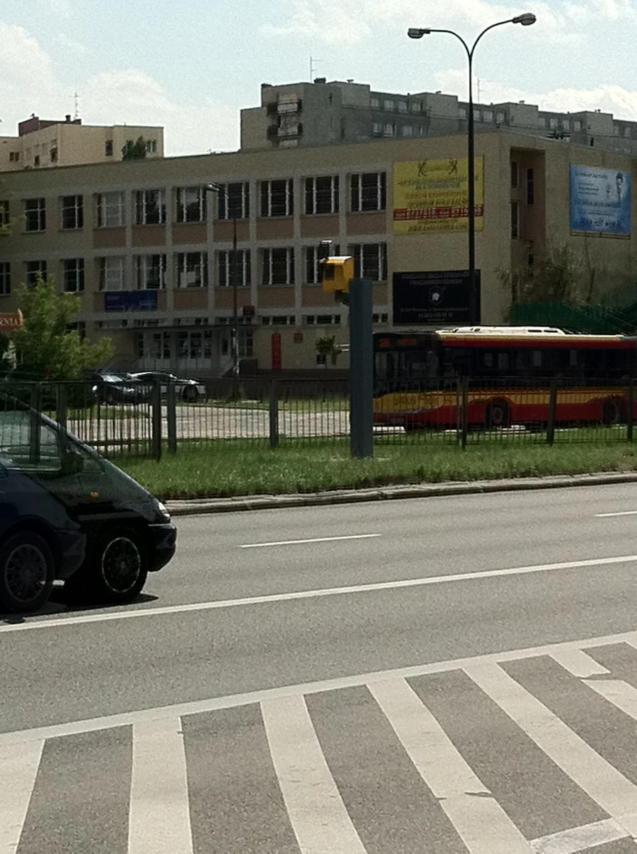 Pierwsze cztery fotoradary w Polsce zostały oznaczone żółtym kolorem, by kierowcy wiedzieli, że w tym miejscu jest mierzona prędkość. Na pierwszy ogień poszedł ten w Alei Stanów Zjednoczonych na wysokości ulicy Międzynarodowej w Warszawie. Inspekcja Transportu Drogowego po przejęciu masztów i fotoradarów rozpoczęła ich przystosowanie do obowiązujących przepisów.