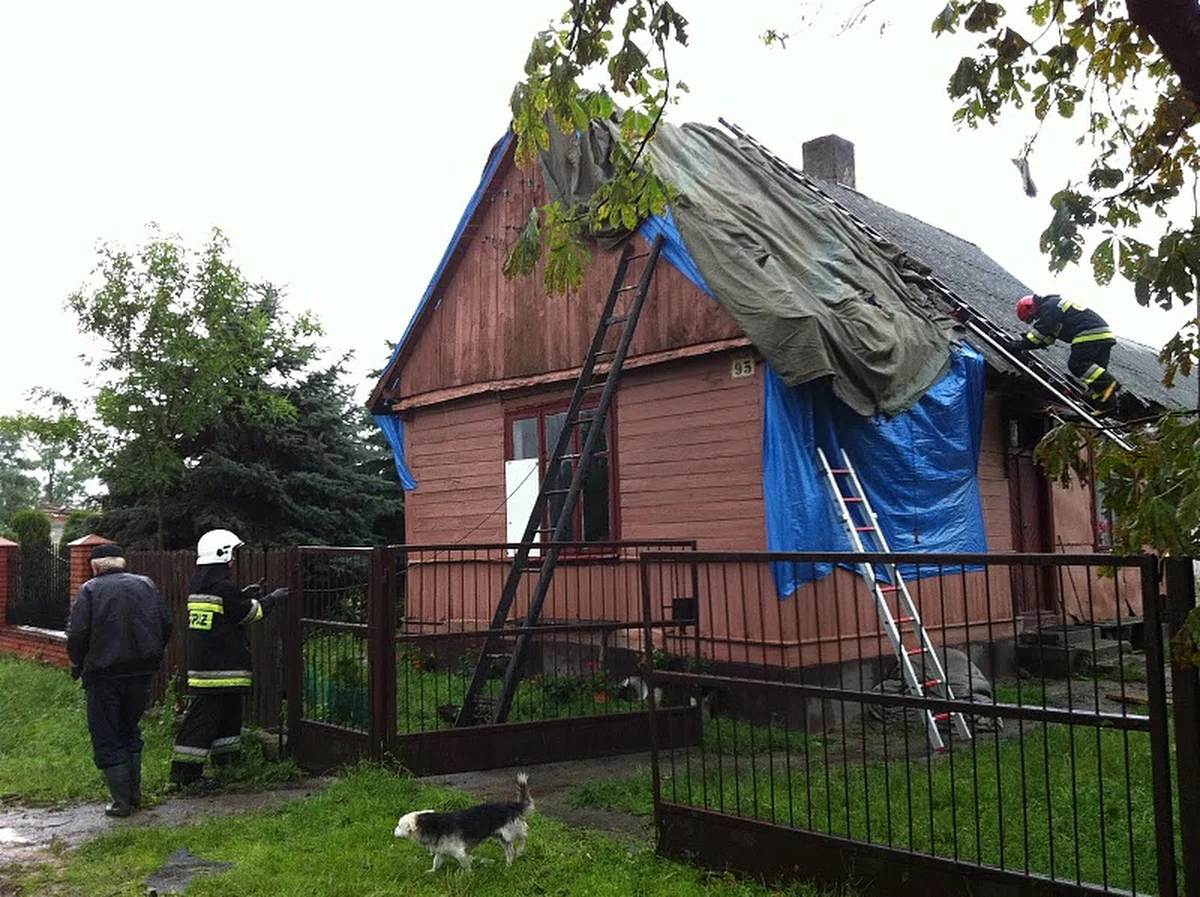 Nawałnice, jakie przetoczyły się przez Łódzkie i Mazowsze uszkodziły prawie 800 dachów. Porywisty wiatr powalił setki drzew i pozrywał linie energetyczne. Tylko w powiecie opoczyńskim w woj. łódzkim wichura zerwała lub uszkodziła dachy ponad 400 budynków mieszkalnych i gospodarczych, łamała drzewa i zerwała linie energetyczne. Zobacz filmy i zdjęcia.
