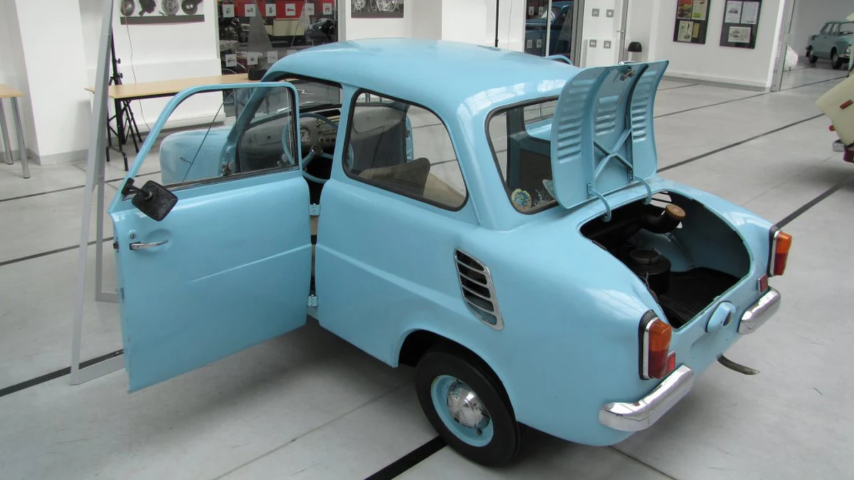 Syrenka, warszawa, maluch, polonez - te auta rodem z PRL-u znają wszyscy. Szczecińskie muzeum techniki specjalnie na wakacje przygotowało wystawę o polskich samochodach, którym nie pozwolono dorosnąć. W rolach głównych Smyk i Mikrus, którego historia skończyła się po wyprodukowaniu 1700 egzemplarzy.