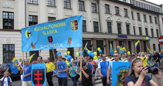 Kilka tysięcy osób przeszło ulicami Katowic w piątym marszu dla Autonomii Śląska. Organizatorzy domagają się przywrócenia przedwojennej niezależności regionu w nowoczesnej formie. Mimo zorganizowanej w tym samym czasie kontrmanifestacji narodowców było spokojnie.