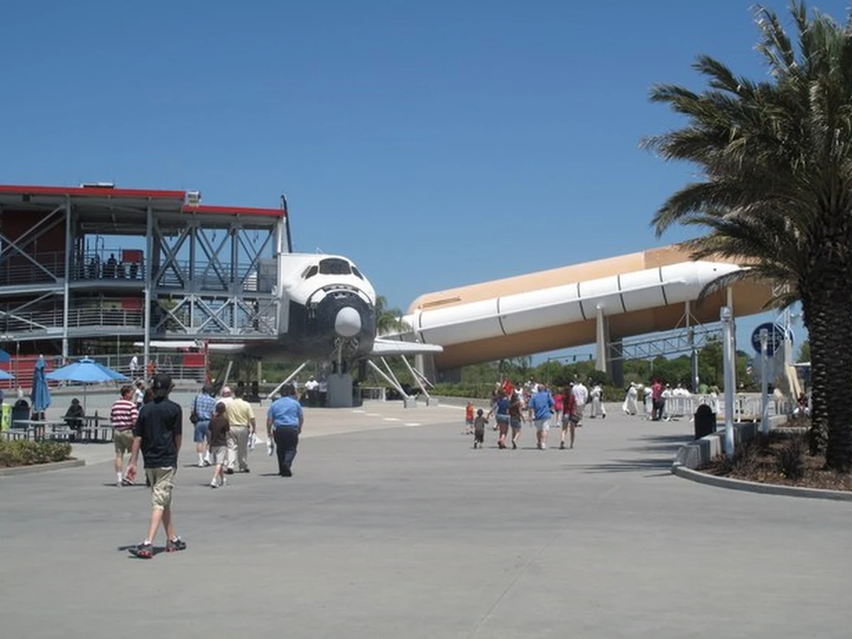 Około południa w Kennedy Space Center powinien wylądować prom Atlantis. Lądowanie wahadłowca będzie ostatnim w historii. Amerykanie kończą 30-letni program lotów kosmicznych. Oznacza to, że bez pracy zostaną ci, którzy przez ponad ćwierć wieku przygotowywali misje.