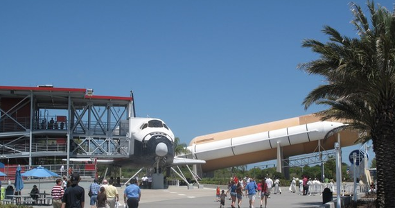 Około południa w Kennedy Space Center powinien wylądować prom Atlantis. Lądowanie wahadłowca będzie ostatnim w historii. Amerykanie kończą 30-letni program lotów kosmicznych. Oznacza to, że bez pracy zostaną ci, którzy przez ponad ćwierć wieku przygotowywali misje.