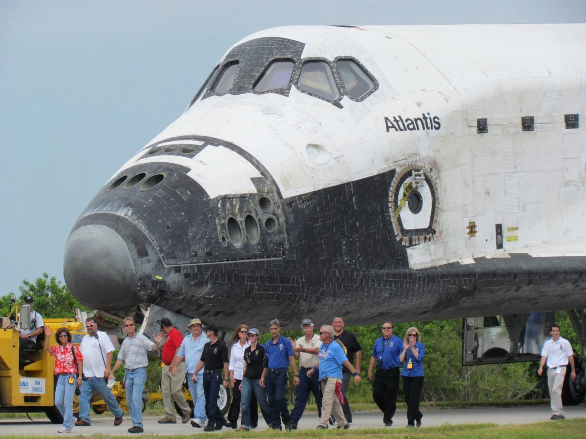Setki pracowników Kennedy Space Center, wyposażonych we flagi i wachlarze z logo NASA, kilka godzin po lądowaniu ustawiło się przy hangarze, do którego holowano prom Atlantis po zakończonej misji. To była impreza, jakiej nie było w Centrum Kontroli Lotów od czasu udanego lądowania na księżycu czy pierwszej misji promu kosmicznego.
