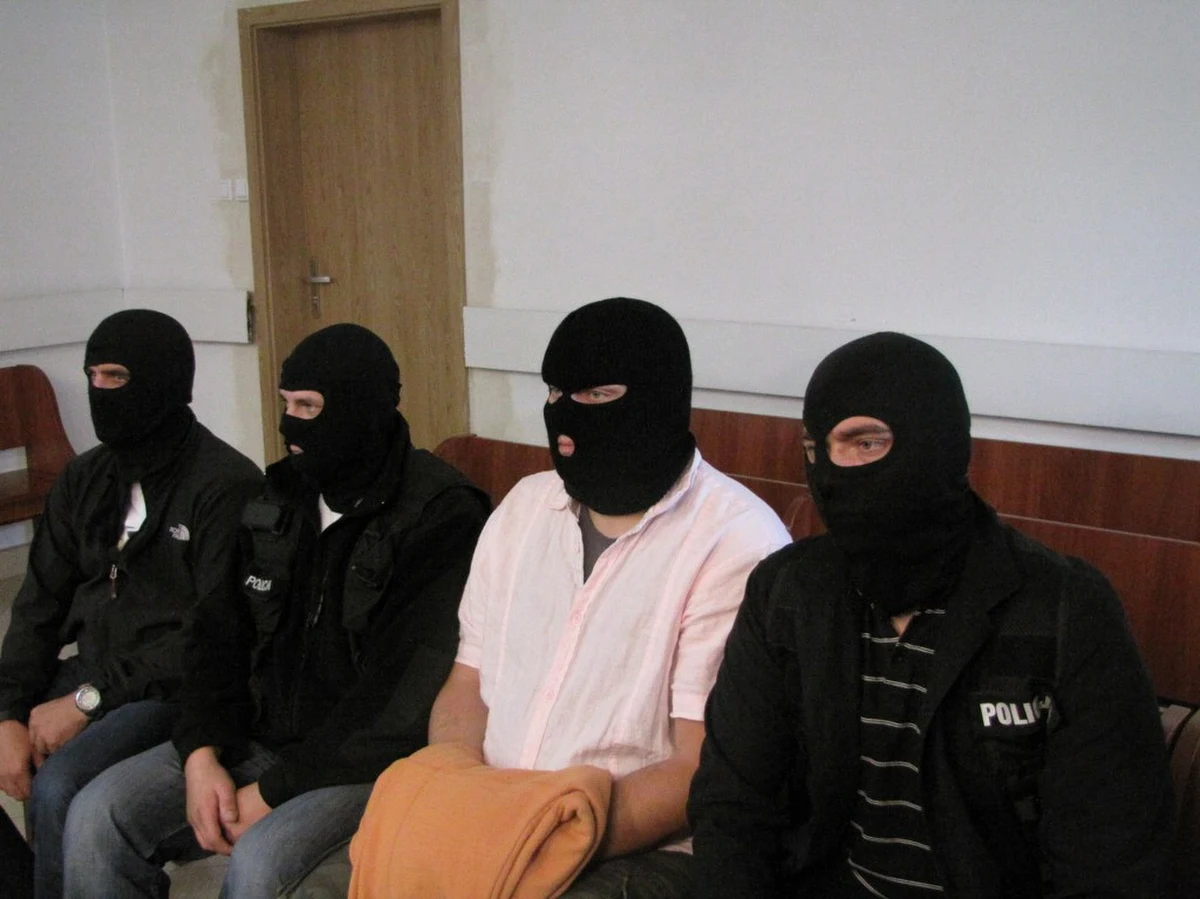 Trzy miesiące spędzi w areszcie podejrzewany o podkładanie ładunków wybuchowych w Krakowie Rafał K. Decyzję podjął w niedzielę krakowski sąd. Mężczyzna odpowie za stwarzanie zagrożenia życia poprzez podkładanie bomb. W czterech eksplozjach, do których doszło w stolicy Małopolski od końca czerwca, rannych zostało pięć osób.