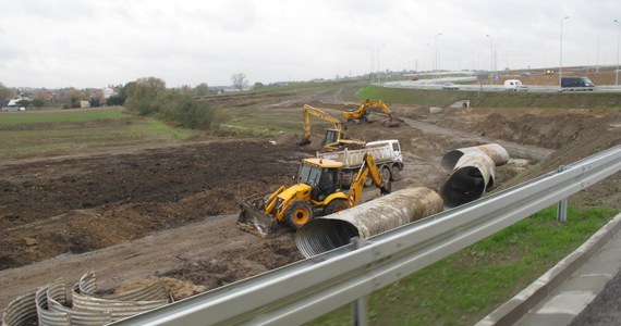 Ulewy i wichury wstrzymują budowę autostrady A4 w Małopolsce i na Podkarpaciu. Fatalna pogoda opóźnia i tak mocno już napięty harmonogram prac. Jeżeli deszcz nie przestanie padać, "poślizg" może sięgnąć nawet kilku tygodni.