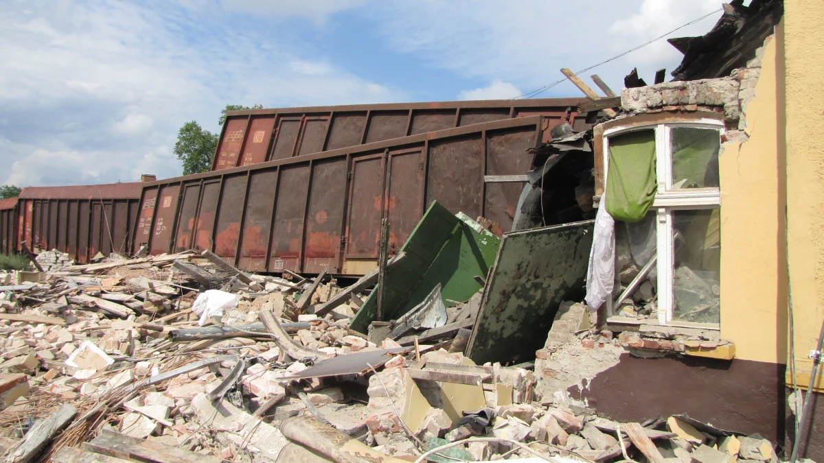 Mieszkańcy zniszczonego przez wagon dworca w Zwierzynie mogą wejść do swoich mieszkań po rzeczy osobiste. Zgodzili się na to specjaliści nadzoru budowlanego.