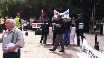 Przedsiębiorcy kontra ZUS, kilkadziesiąt osób demonstruje przed Sejmem