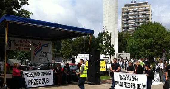 Przed Sejmem protestują dziś przedsiębiorcy, którzy jednocześnie dorabiali jako chałupnicy i płacili budżetowi państwa mniejsze składki. Zakład Ubezpieczeń Społecznych zakwestionował to i zażądał wyrównania.