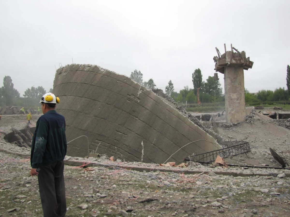 Potężna eksplozja wstrząsnęła Lublinem. Saperzy wysadzili 60-metrowy komin w elektrociepłowni w dawnej fabryce samochodów ciężarowych. Tam, gdzie niegdyś produkowano słynne żuki. Cała operacja potrwała kilkanaście sekund. Do wywiezienia jest 2,5 tysiąca ton gruzu.