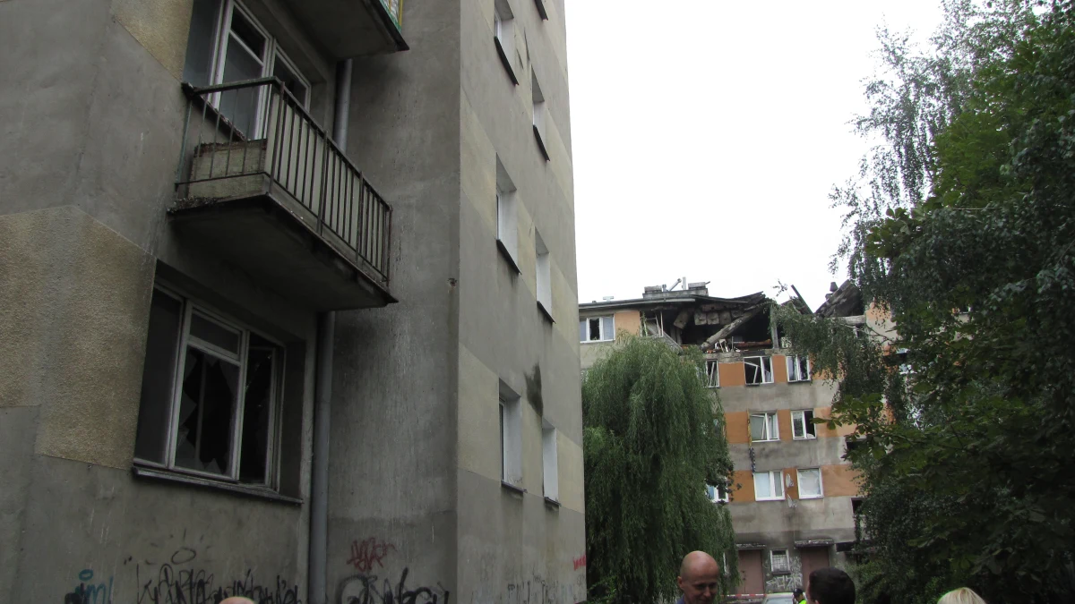 Strażacy znaleźli zwłoki drugiej ofiary wybuchu gazu w bloku w Pruszkowie - informuje reporterka RMF FM Agnieszka Witkowicz. Do eksplozji doszło wczoraj wieczorem. Wybuch mógł być wynikiem rozszczelnienia rur. Doszczętnie zniszczonych jest osiem mieszkań na trzecim i czwartym piętrze. Ewakuowano ponad 200 lokatorów.