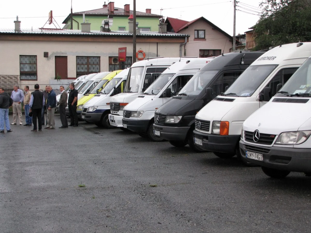 Co najmniej 80 busów nie wyjechało dzisiaj w trasę z małopolskich Myślenic. Na wielu przystankach oczekują na nie zdezorientowani pasażerowie. Kierowcy protestują przeciwko likwidacji przez władze miasta dotychczasowego dworca dla małych autobusów.