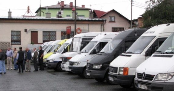 Co najmniej 80 busów nie wyjechało dzisiaj w trasę z małopolskich Myślenic. Na wielu przystankach oczekują na nie zdezorientowani pasażerowie. Kierowcy protestują przeciwko likwidacji przez władze miasta dotychczasowego dworca dla małych autobusów.