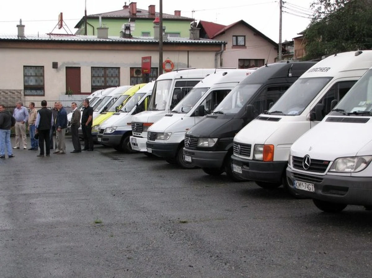 Właściciele busów zawiesili protest w małopolskich Myślenicach. Mimo, że nie doszło do porozumienia z władzami miasta w sprawie nowego dworca, kierowcy postanowili wrócić na trasy.Przez sześć godzin nie zabierali pasażerów i blokowali centrum miasta. Sprzeciwiają się likwidacji dotychczasowego początkowego przystanku dla pasażerów.