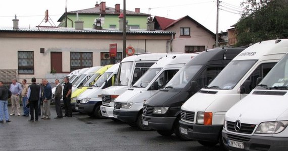 Właściciele busów zawiesili protest w małopolskich Myślenicach. Mimo, że nie doszło do porozumienia z władzami miasta w sprawie nowego dworca, kierowcy postanowili wrócić na trasy.Przez sześć godzin nie zabierali pasażerów i blokowali centrum miasta. Sprzeciwiają się likwidacji dotychczasowego początkowego przystanku dla pasażerów.