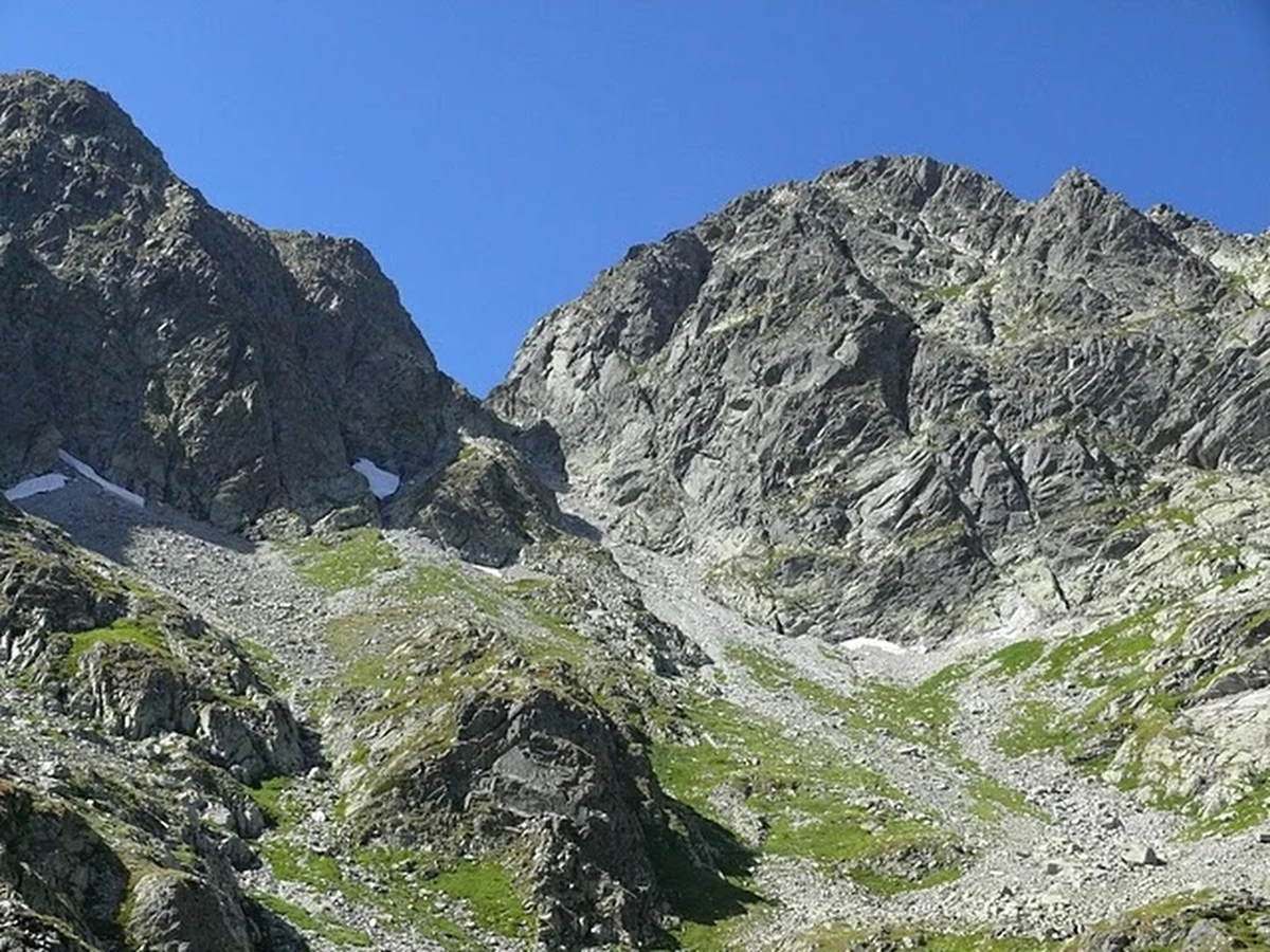 Turystka z Gdańska przeżyła upadek z końcowego odcinka szlaku na Zawrat w Tatrach. Kobieta spadła z wysokości około 30 metrów. Ratownicy TOPR śmigłowcem przetransportowali ranną do szpitala w Zakopanem.