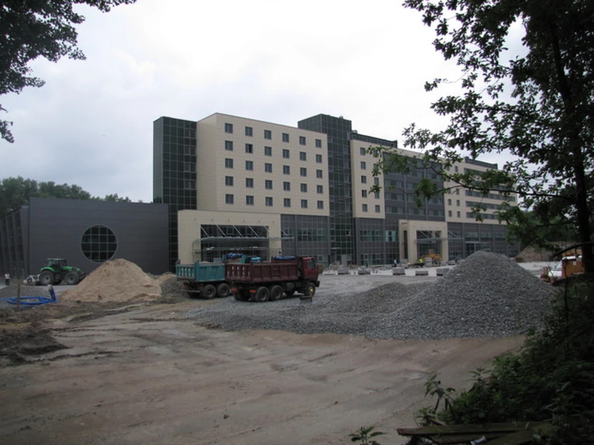 Chińskie konsorcjum COVEC straciło w Polsce kolejny kontrakt. Tym razem umowę z Chińczykami rozwiązała Gromada, dla której COVEC budował hotel w Krakowie. Dwa miesiące temu informowaliśmy o problemach z budową olbrzymiego centrum kongresowo-hotelarskiego. Chińczycy o ponad rok przedłużyli inwestycję, a jej cena wzrosła o 20 milionów złotych.