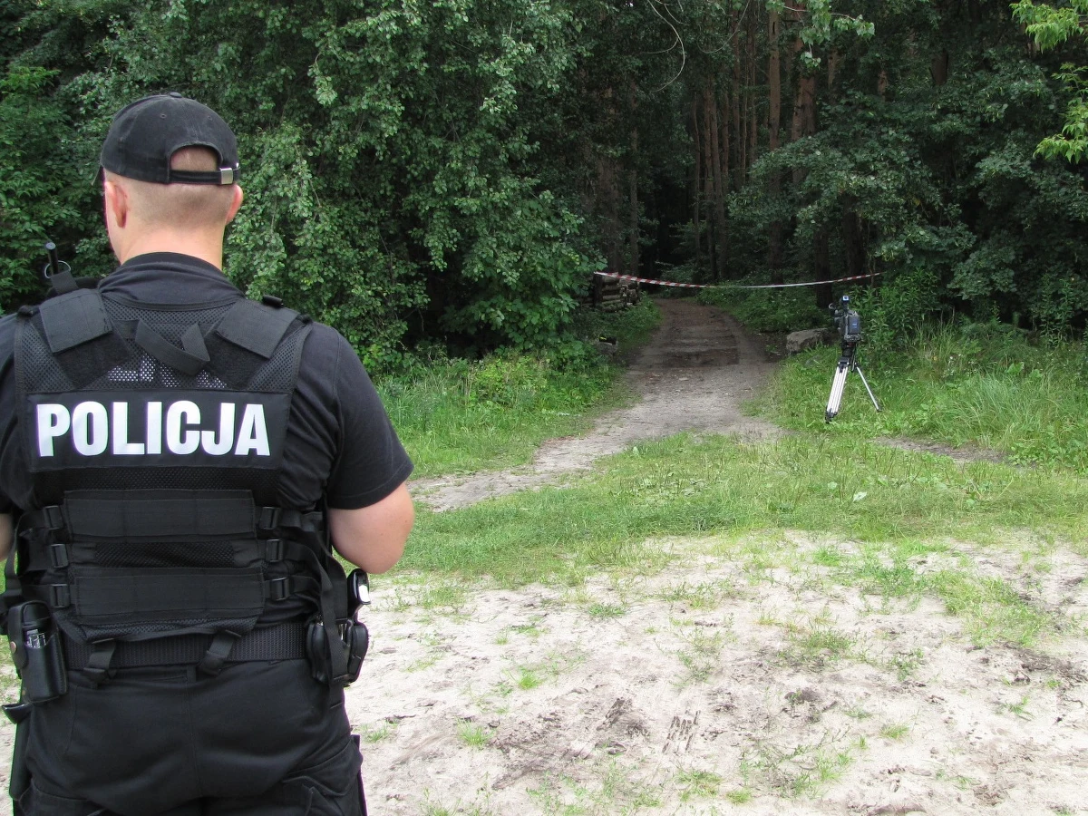 Ciała dwójki kilkuletnich dzieci znaleziono w lesie w podwarszawskich Ząbkach. Policja i prokuratura wyjaśniają przyczyny zgonu. Z nieoficjalnych informacji wynika, że babcia postrzeliła wnuki, a później próbowała popełnić samobójstwo. Zmarła w szpitalu.