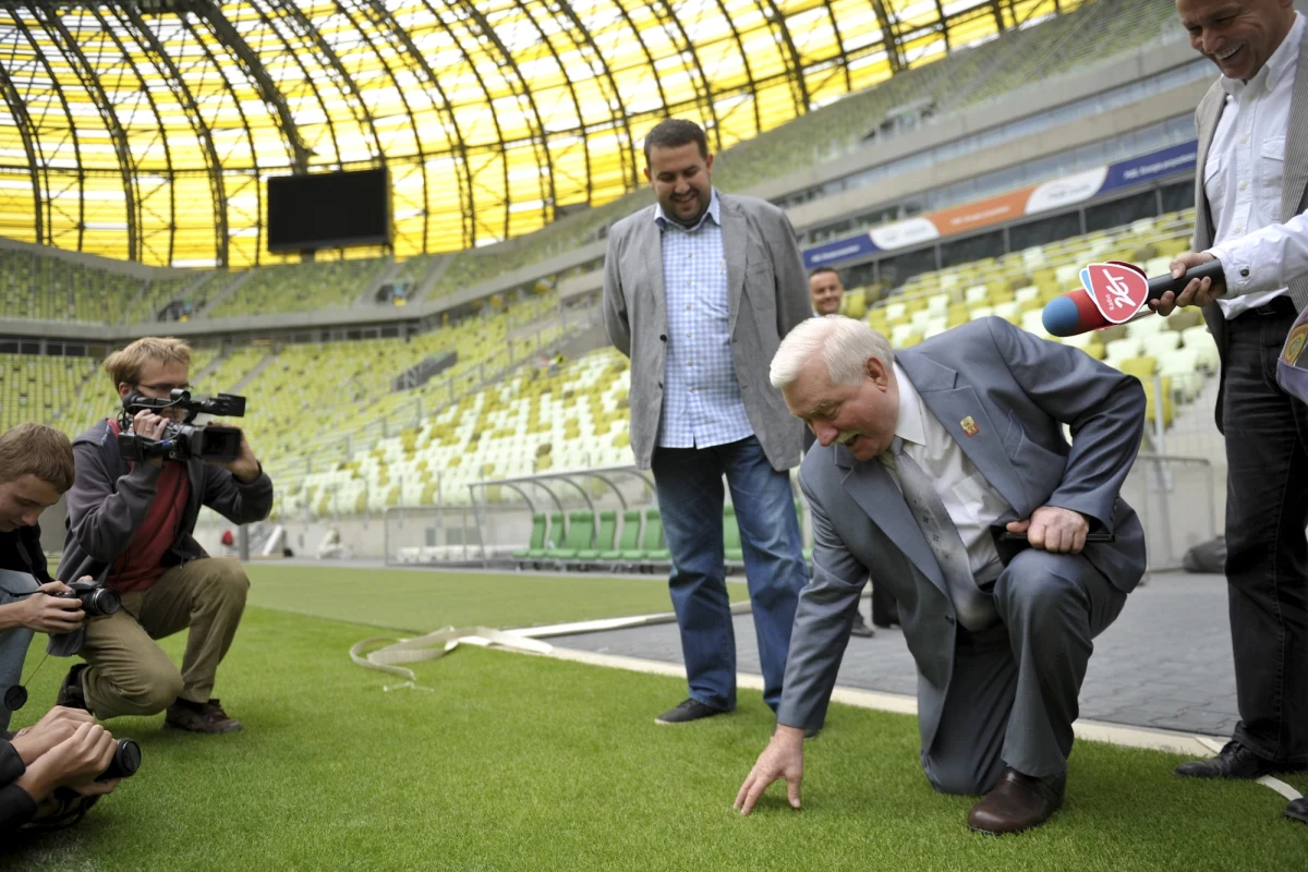 Lech Wałęsa chciał wyrobić sobie Kartę Kibica Lechii. Problem w tym, że nie miał dokumentów i nie mógł przypomnieć sobie swojego numeru PESEL. Przed wizytą w klubowym biurze były prezydent zwiedził stadion PGE Arena Gdańsk. "Robi wrażenie. Mam nadzieję, że dzięki niemu piłkarze Lechii będą lepiej grać" - powiedział pierwszy przewodniczący NSZZ "Solidarność".