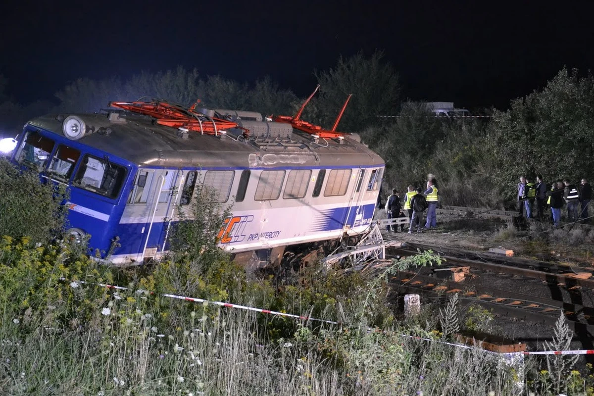 1 osoba zginęła, a kilkadziesiąt zostało rannych po wykolejeniu się pociągu w Babach koło Piotrkowa Trybunalskiego. Stan 6 osób jest ciężki. Na razie nie wiadomo, co było przyczyną katastrofy. Niebawem ma rozpocząć się akcja podnoszenia jednego z przewróconych wagonów.