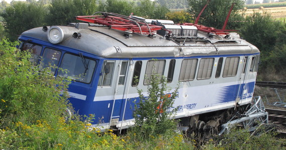 To nadmierna prędkość była przyczyną wykolejenia się pociągu w Babach - wynika ze wstępnych ustaleń prokuratury z Piotrkowa Trybunalskiego, która prowadzi śledztwo w tej sprawie. Według śledczych, przed wypadnięciem z torów skład jechał z prędkością 118 km/h, a ograniczenie w miejscu wypadku wynosi 40 km/h.