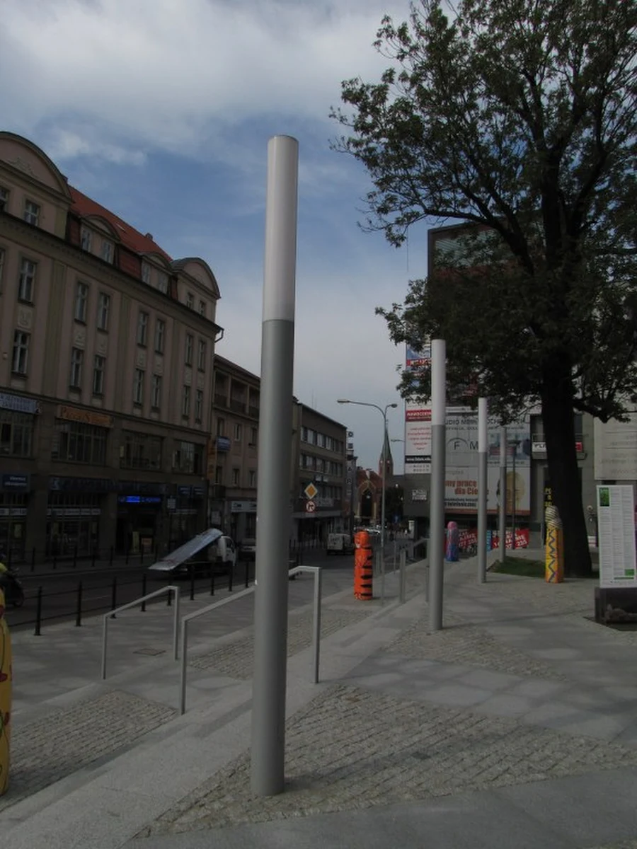 W Olsztynie mieszkańcom nie spodobały się nowe latarnie, jakie na początku roku stanęły przed ratuszem. Władze miasta wreszcie postanowiły wziąć pod uwagę protesty tych, którzy ochrzcili te konstrukcje "świecącymi pałami". Teraz przed ratuszem stanęły dwie nowe latarnie.