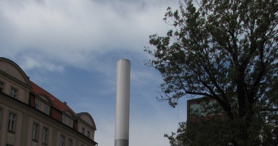 W Olsztynie mieszkańcom nie spodobały się nowe latarnie, jakie na początku roku stanęły przed ratuszem. Władze miasta wreszcie postanowiły wziąć pod uwagę protesty tych, którzy ochrzcili te konstrukcje "świecącymi pałami". Teraz przed ratuszem stanęły dwie nowe latarnie.