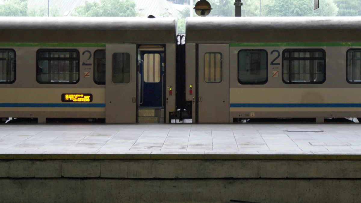 PKP Intercity kusi tanimi biletami na pociągi międzynarodowe. Pasażerowie skarżą się jednak, że nic o tych ofertach nie wiedzą - informuje "Życie Warszawy". "Jest pewna ograniczona promocyjna pula, ale jej wielkość jest tajemnicą handlową" - wyjaśnia Kamil Świętoń z biura prasowego spółki.