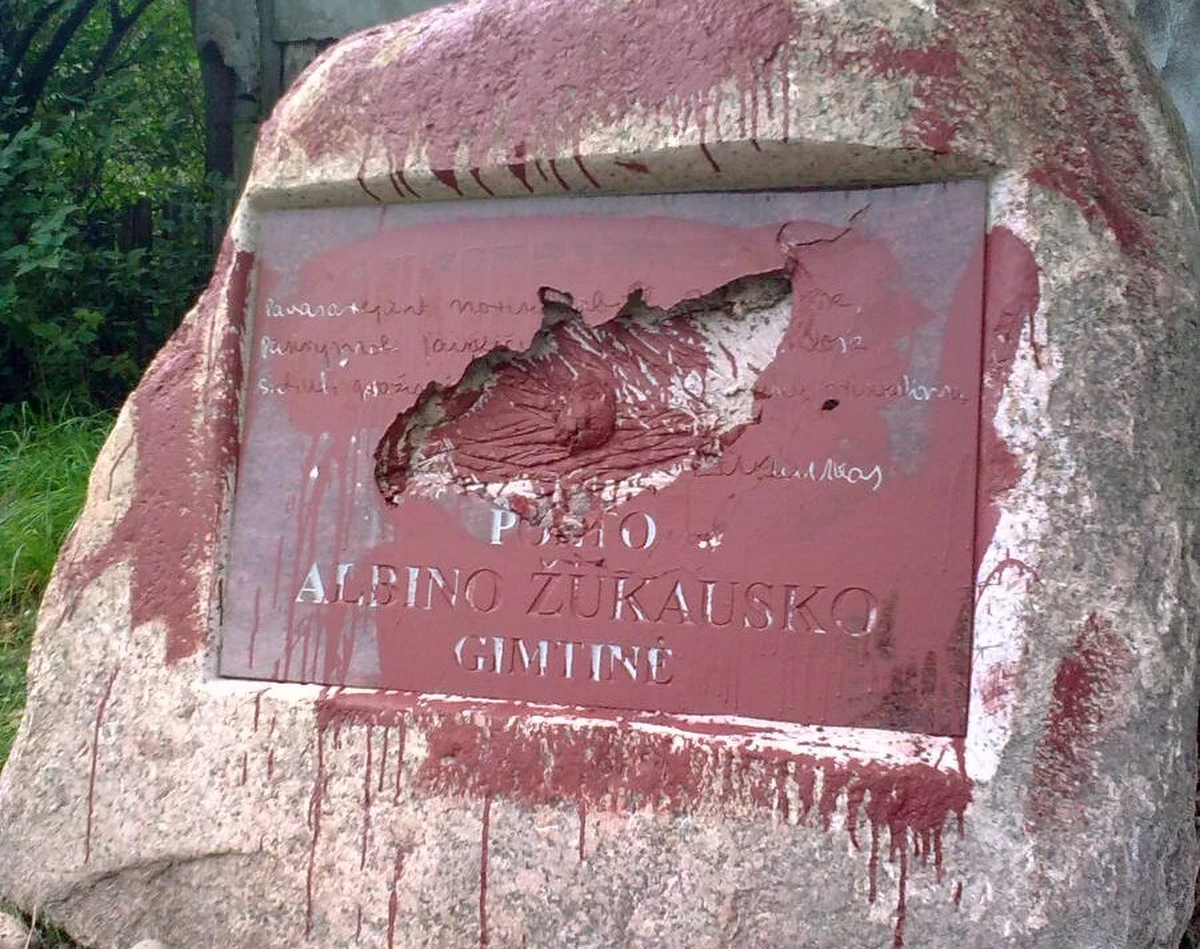W miejscowości Bubele zniszczono pomnik poświęcony litewskiemu poecie Albinasowi Zukauskasowi. Prokuratura wszczęła już śledztwo w sprawie wcześniejszych antylitewskich incydentów w gminie Puńsk niedaleko Suwałk. W nocy z niedzieli na poniedziałek ktoś zamalował biało-czerwonym kolorem litewskie nazwy 14 miejscowości i zniszczył litewski pomnik.