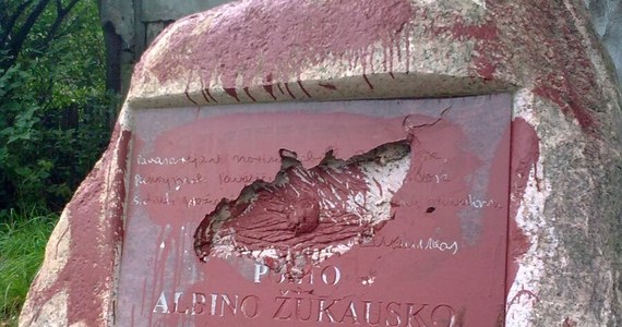 Andrius Kubilius określił incydenty w gminie Puńsk jako podżeganie do nienawiści na tle narodowościowym. Nieznani sprawcy zamalowali tam litewskie nazwy na tablicach i znieważyli dwa pomniki. "Chuligański wybryk" potępiło polskie MSZ, a prokuratura w Sejnach wszczęła śledztwo.