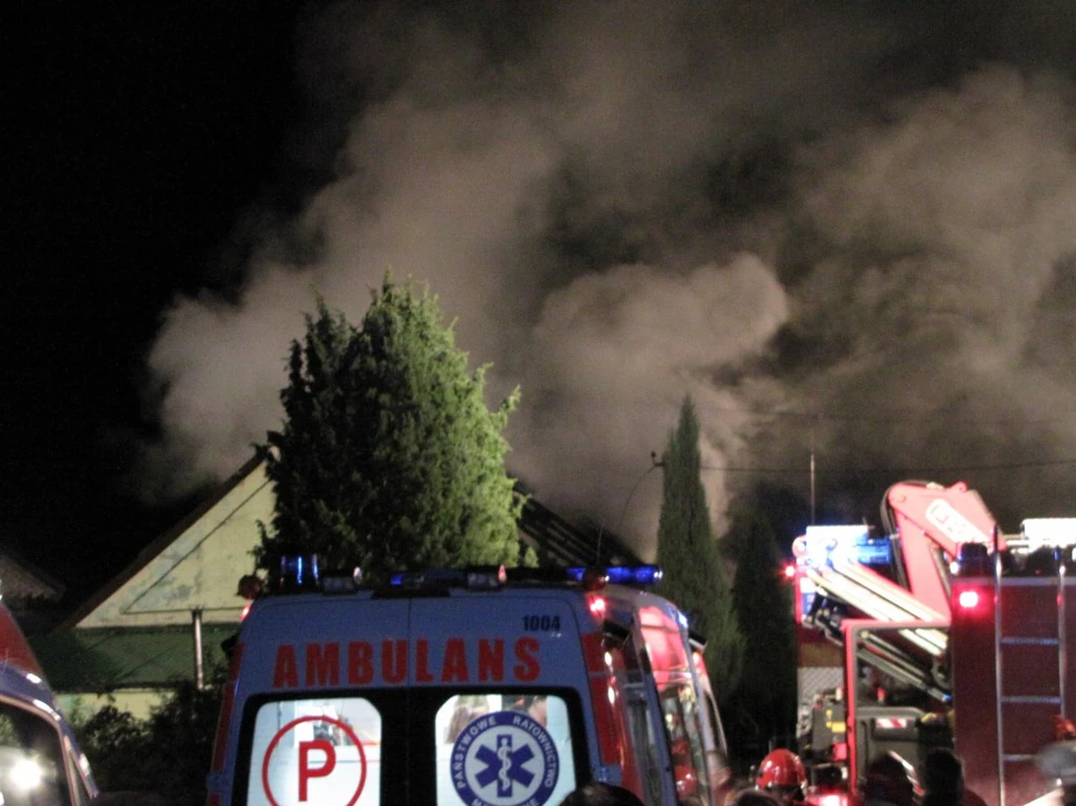 Zginęli tuż po zderzenia z ziemią z powodu obrażeń wielonarządowych - takie są wstępne wyniki sekcji zwłok ofiar katastrofy awionetki w Krakowie. Do ustaleń ekspertów dotarli reporterzy śledczy RMF FM. Ponad tydzień temu mały samolot tuż po stracie z lotniska w Pobiedniku Wielkim uderzył w drewniany dom. Zginęli wszyscy, którzy byli na pokładzie: pilot i trzy 14-latki.