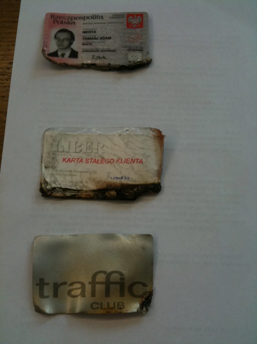 Dokumenty Tomasza Merty mogły ulec zniszczeniu w drodze ze Smoleńska. Taką wersję śledczą biorą pod uwagę prokuratorzy, którzy zaczęli badać sprawę dowodu osobistego byłego wiceministra kultury. Merta to ofiara katastrofy 10 kwietnia.