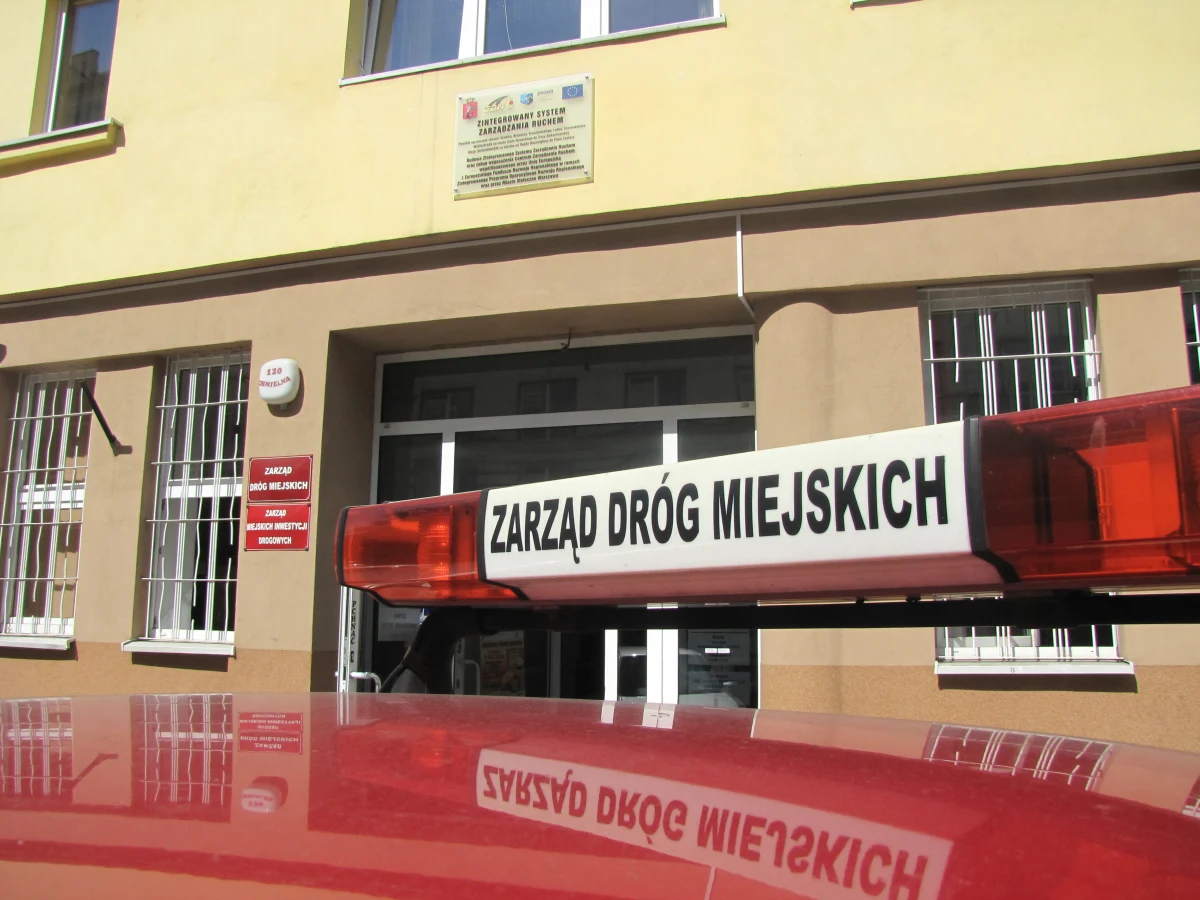 Nie będzie na razie nowych fotoradarów na ulicach Warszawy. Powodem jest wojna straży miejskiej z Zarządem Dróg Miejskich. Straż chce postawić urządzenia, ale ZDM najpierw musi postawić znaki ostrzegające o kontroli.