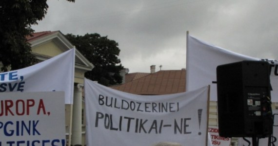 Niemal 5 tys. Polaków protestowało przed pałacem prezydenckim w Wilnie. To szacunki organizatorów wiecu. Według policji, było około 2 tys. osób. Pikietowali przeciwko nowej ustawie oświatowej, która m.in. zaostrza kryteria na maturze z języka litewskiego i wprowadza obowiązkowe nauczanie części przedmiotów w tym języku.