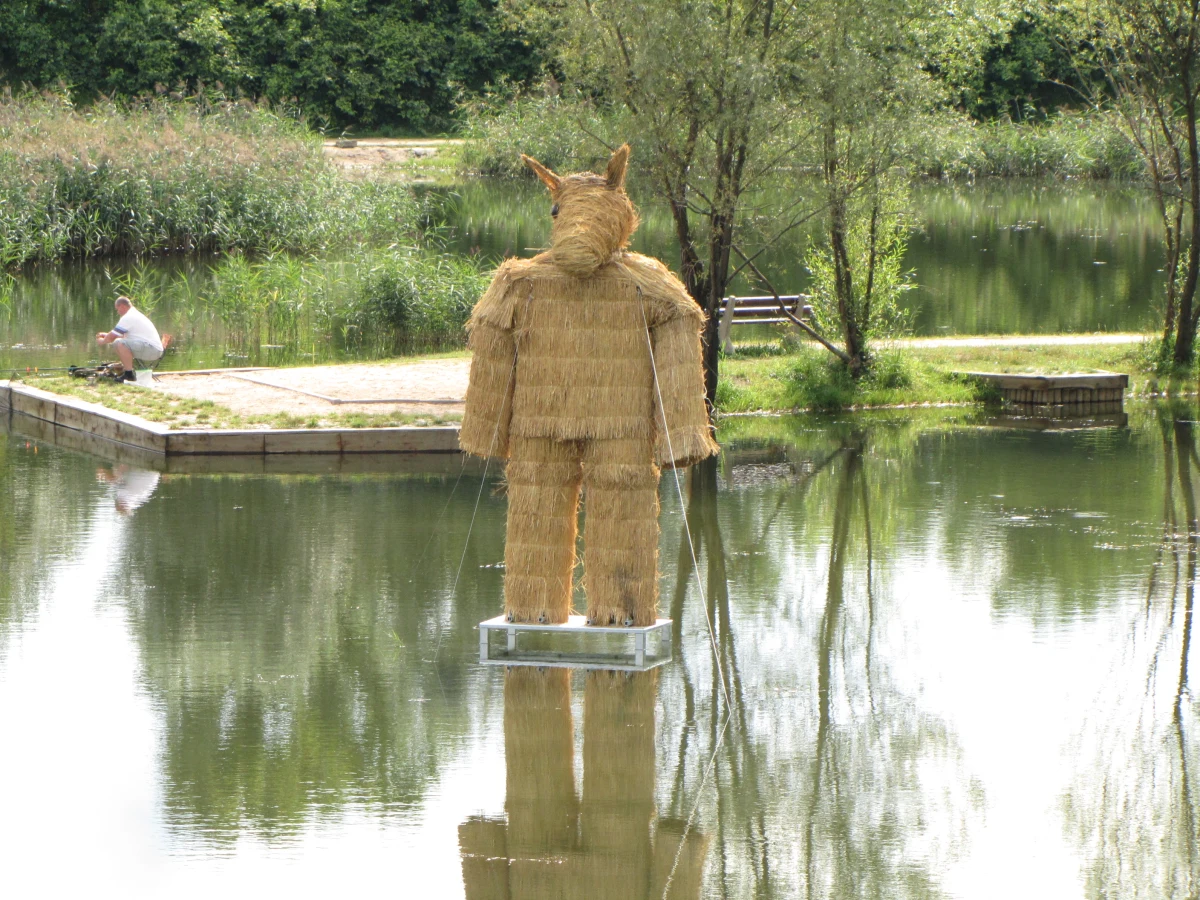 Miś powraca. Słomiana replika kukły znanej z filmu Barei stanęła na środku jeziorka na warszawskim Bemowie. Dlaczego tam? Otóż dokładnie w tym miejscu 30 lat temu nakręcono ostatnią scenę kultowego obrazu.
