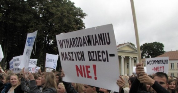 Polacy na Litwie protestowali w piątek przeciwko nowej ustawie edukacyjnej, wprowadzającej naukę niektórych przedmiotów wyłącznie po litewsku, oraz zaostrzającej kryteria na maturze z tego języka. Nasi rodacy twierdzą, że to dyskryminacja. Litwini zarzucają im, że nie chcą się asymilować.