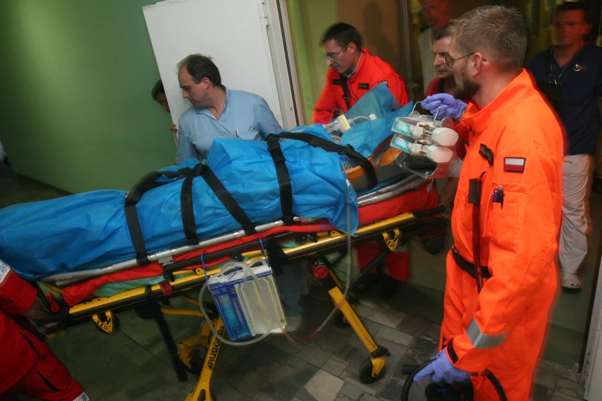 Ciężko ranny w wypadku Jarosław Wałęsa został przewieziony do warszawskiego szpitalu przy ulicy Szaserów. Śmigłowiec Lotniczego Pogotowia Ratunkowego transportuje ciężko rannego europosła z lecznicy w Płocku. Tamtejsi lekarze uznali, że nie są w stanie udzielić mu odpowiedniej pomocy.