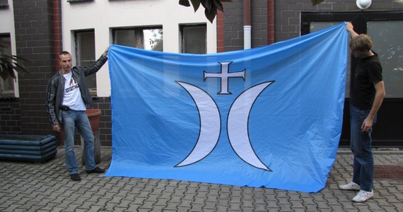 Szczecińska dzielnica Warszewo jako jedyna w mieście dorobiła się własnej flagi i godła. Symbole nie nawiązują jednak do Szczecina i specyfiki regionu. Pomysłodawcy sięgnęli daleko, daleko w przyszłość.