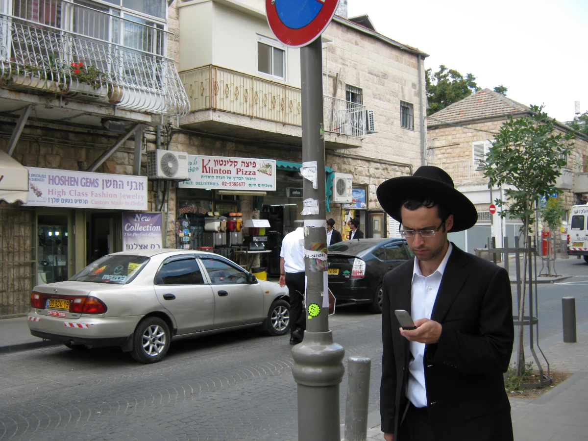 Mea She`arim (Sto bram) jest jedną z najstarszych dzielnic w Jerozolimie. To równocześnie najsłynniejsze miejsce, gdzie mieszkają ortodoksyjni Żydzi, a Szabat rzeczywiście jest dniem świętym.