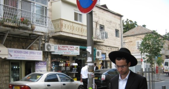 Mea She`arim (Sto bram) jest jedną z najstarszych dzielnic w Jerozolimie. To równocześnie najsłynniejsze miejsce, gdzie mieszkają ortodoksyjni Żydzi, a Szabat rzeczywiście jest dniem świętym.
