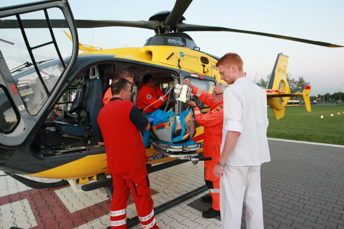 "Jest nadzieja, że Jarosław Wałęsa wróci do stanu sprzed wypadku. Pacjent jest świadomy, ale jeszcze przez co najmniej dwa tygodnie może być utrzymywany w stanie śpiączki farmakologicznej" - poinformował profesor Zbigniew Rybicki. W piątek w miejscowości Stropkowo na Mazowszu jadący motocyklem europoseł uderzył w samochód, który akurat włączał się do ruchu.