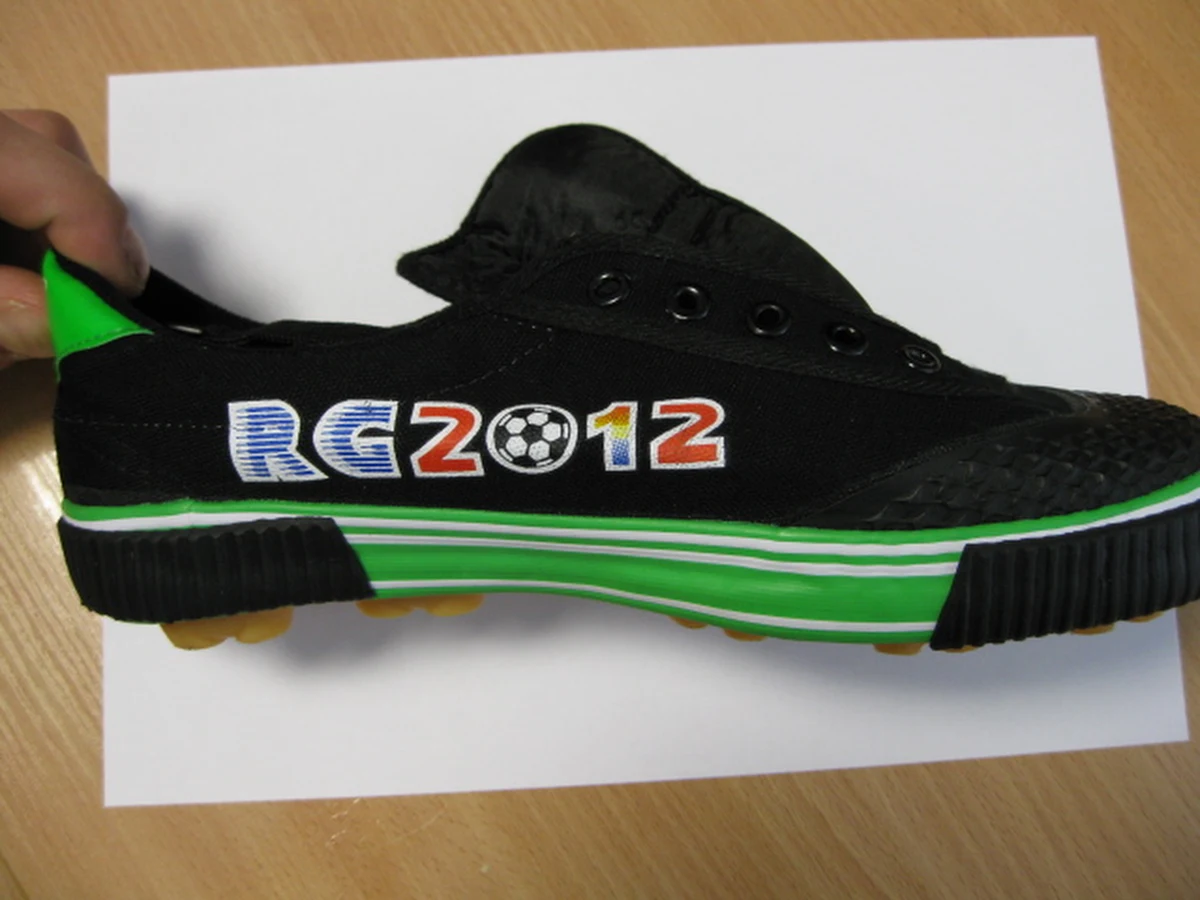 Celnicy przechwycili już pierwsze podróbki gadżetów związanych z Euro 2012. Sezon na fałszywki ruszył, choć do piłkarskich mistrzostw Europy zostało 277 dni.