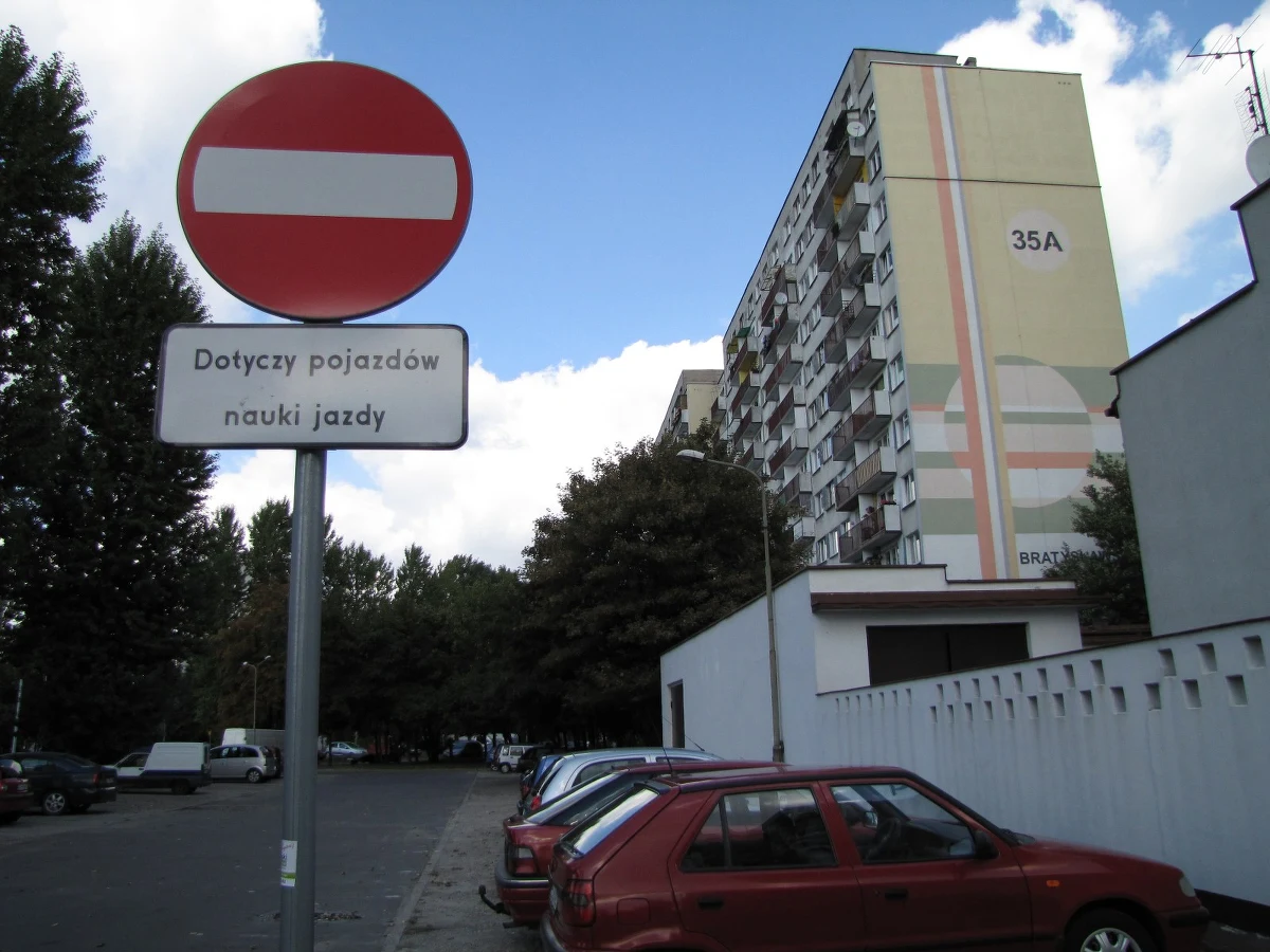 Znaki zakazu wjazdu dla "elek" stanęły na łódzkim osiedlu Karolew. Pod znakiem zakazu jest tabliczka: "dotyczy samochodów nauki jazdy", którą spółdzielnia specjalnie zamówiła. To wszystko na prośbę mieszkańców, którzy skarżyli się na poobijane auta i tarasowanie ruchu przez kandydatów na kierowców.