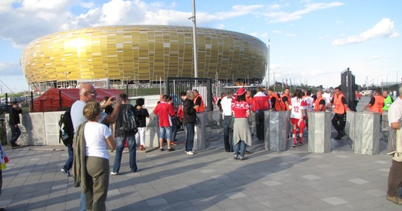 Z opóźnieniem otwarto kasy stadionu PGE Arena w Gdańsku. Wieczorem odbędzie się tam mecz Polska - Niemcy. Spotkanie obejrzy komplet, 40 tysięcy kibiców. To pierwszy międzynarodowy test dla nowego obiektu.