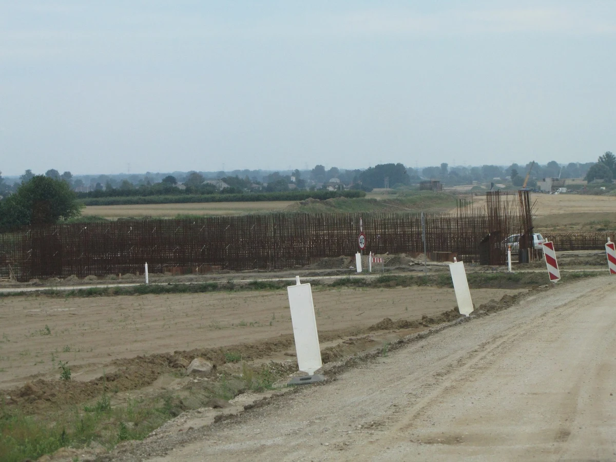 Generalna Dyrekcja Dróg pozywa chiński COVEC do sądu o wypłatę ponad 840 mln zł kar umownych, odszkodowań i wynagrodzeń dla podwykonawców - nieoficjalnie ustalił reporter RMF FM Paweł Świąder. Pozew został już przygotowany w związku z opóźnianiem przez chińskie banki wypłaty kar umownych. To efekt czerwcowego zerwania umowy na budowę dwóch odcinków autostrady A2.